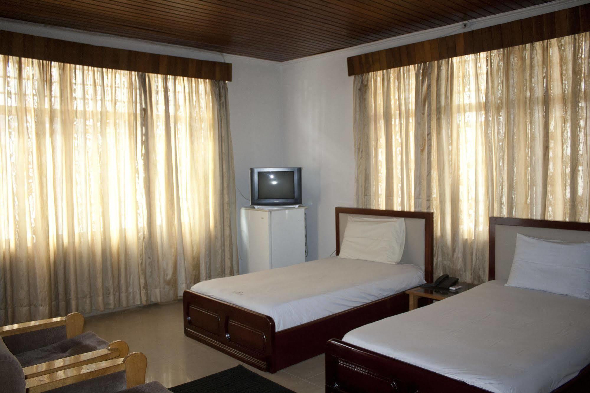 Madina East Legon Guest Lodge מראה חיצוני תמונה