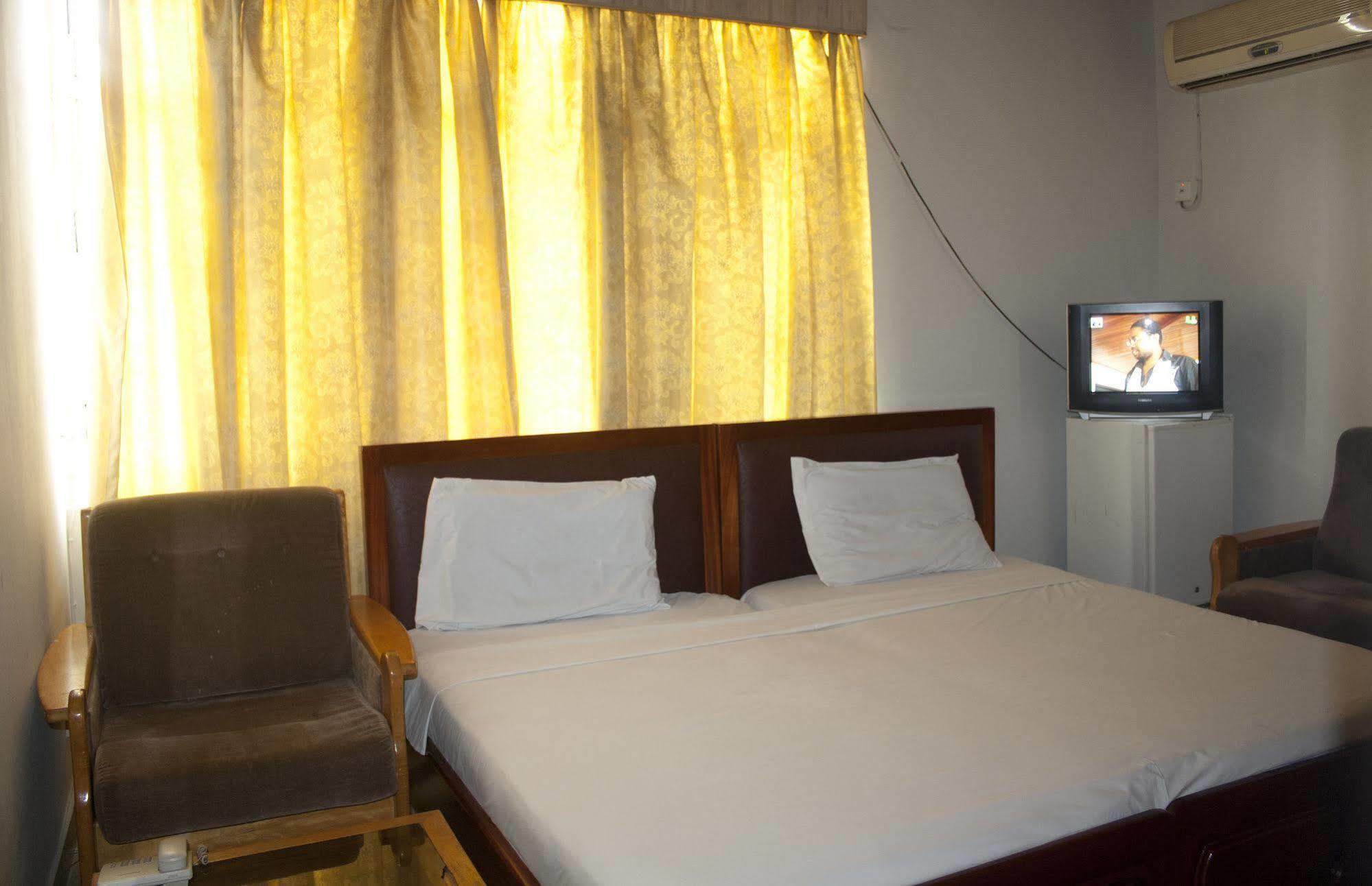 Madina East Legon Guest Lodge מראה חיצוני תמונה