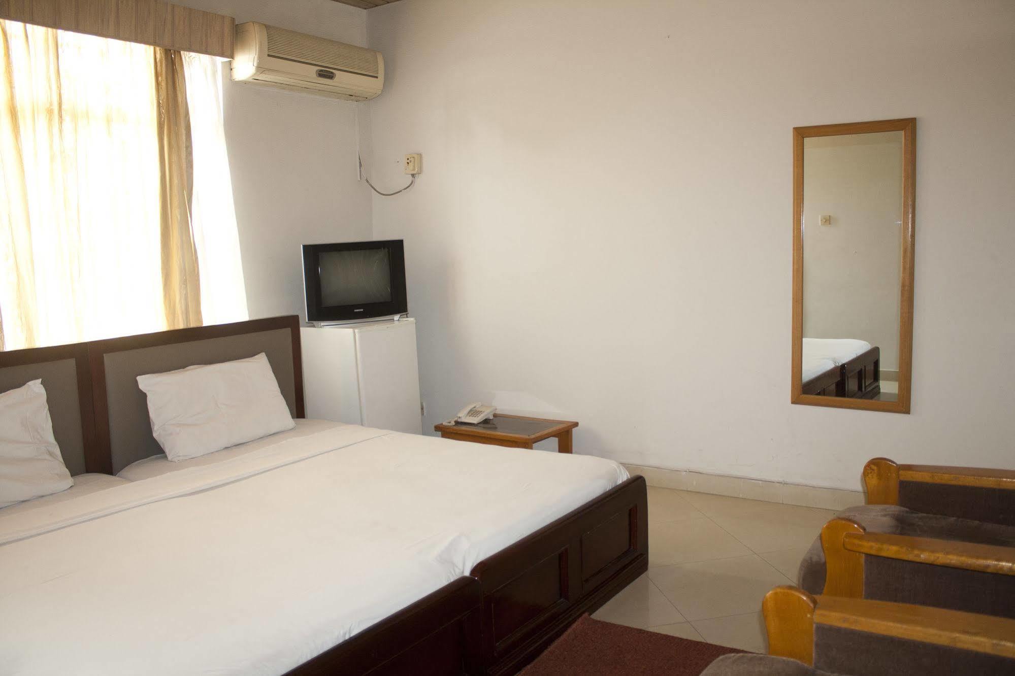 Madina East Legon Guest Lodge מראה חיצוני תמונה