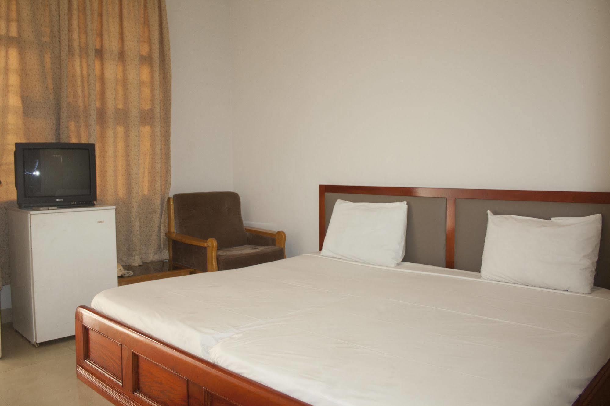 Madina East Legon Guest Lodge מראה חיצוני תמונה