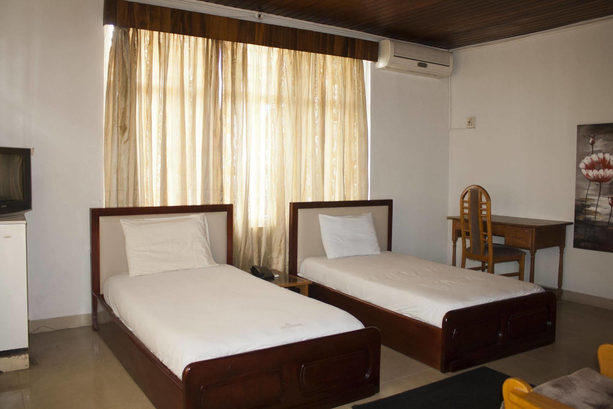 Madina East Legon Guest Lodge מראה חיצוני תמונה